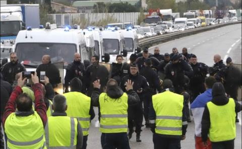 Poliziotti francesi in rivolta contro i tagli in manovra