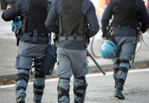 Divieto di utilizzo di materiale di equipaggiamento ed oggetti non forniti dall\'Amministrazione