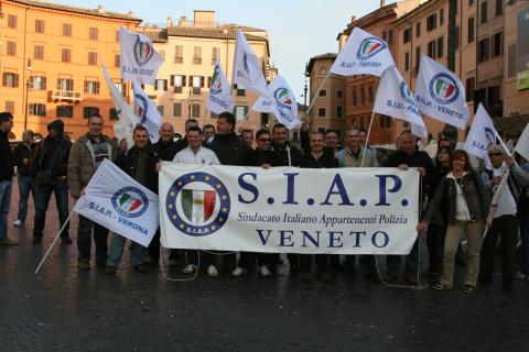 PENSIONI : LE COMPAGINI SINDACALI CHE CREDONO VERAMENTE NEI DIRITTI PREVIDENZIALI, IN PIAZZA CONTRO IL GOVERNO !