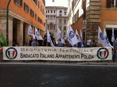 Manovra: Riuscita la manifestazione dei Poliziotti davanti al Senato, "Siamo Stanchi". In centinaia di fronte al Palazzo