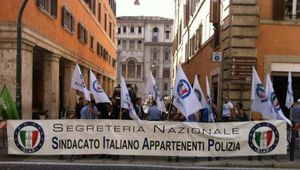 Manovra: Riuscita la manifestazione dei Poliziotti davanti al Senato, "Siamo Stanchi". In centinaia di fronte al Palazzo