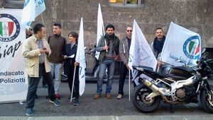 SICUREZZA: Anche a Milano i poliziotti scendono nelle piazze 