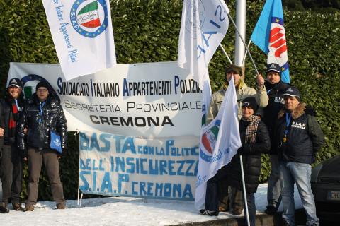 23.10.2012 MANIFESTIAMO IL NOSTRO DISSENSO DAVANTI LA QUESTURA DI CREMONA