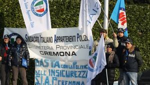 23.10.2012 MANIFESTIAMO IL NOSTRO DISSENSO DAVANTI LA QUESTURA DI CREMONA