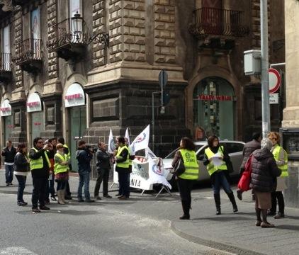 UNA MANIFESTAZIONE PER I POLIZIOTTI CATANESI !