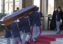 ROMA - Il feretro del Prefetto Antonio Manganelli è alla Scuola Superiore di Polizia a Roma. Sabato mattina alle 11 nella Basilica di Santa Maria degli Angeli si terranno i funerali di Stato.