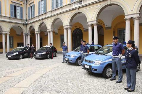 POLIZIA e CARABINIERI, uomini e donne al servizio dei cittadini. Sempre pronti a difendere tutti, a costo della vita. 