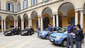 POLIZIA e CARABINIERI, uomini e donne al servizio dei cittadini. Sempre pronti a difendere tutti, a costo della vita. 
