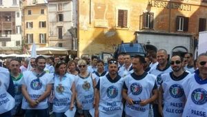 LA VOCE DELLA PIAZZA: POLIZIOTTI ALLO STREMO PAESE ALLE CORDE