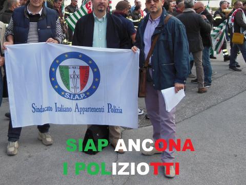 BASTA METTERE LE MANI NELLE TASCHE DEI POLIZIOTTI! IN PIAZZA IL 19 NOVEMBRE TUTTI INSIEME!!!