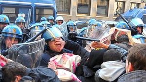 STUDENTI(?) IN PIAZZA, IL SIAP E\' CON I POLIZIOTTI.