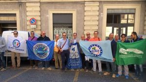 VOLANTINAGGIO ALLA QUESTURA CATANESE:  NEL FRATTEMPO UNA  IMPORTANTE MOZIONE E\' STATA PRESENTATA  ALLA CAMERA