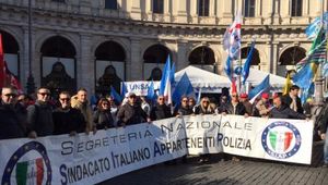 IN PIAZZA PER IL CONTRATTO!