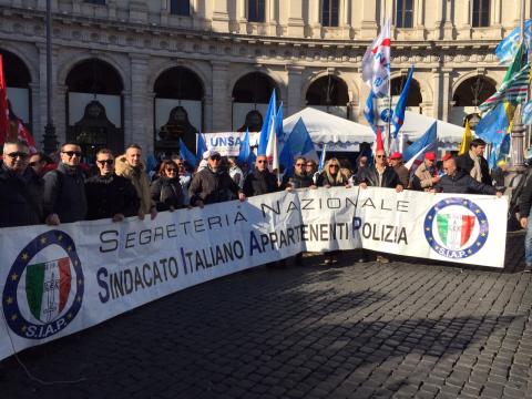 IN PIAZZA PER IL CONTRATTO!