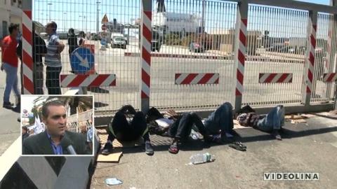 Cagliari: la rivolta dei migranti. In 200 chiedono di lasciare la Sardegna senza sottoporsi alle procedure europee per l\'identificazione. Traffico nel caos tra Pirri e via Cadello. Protesta il sindacato delle forze di polizia. 