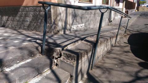 COMMISSARIATO DI ADRANO - ASPETTIAMO CHE CROLLI-