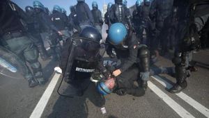 Forze dell\'ordine sotto attacco. "Ci vogliono morti o in galera".