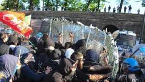 G7 esteri: antagonisti - Polizia, scontri a #Lucca. #OrdinePubblico