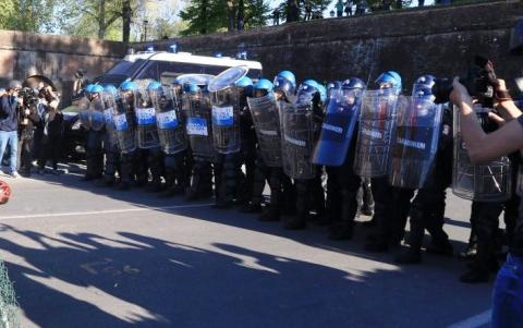 G7: FERMA CONDANNA PER ATTACCHI A FORZE DI POLIZIA A LUCCA 